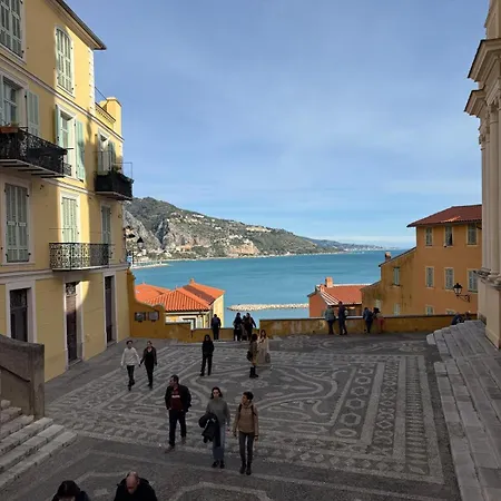 Apartment Front De *